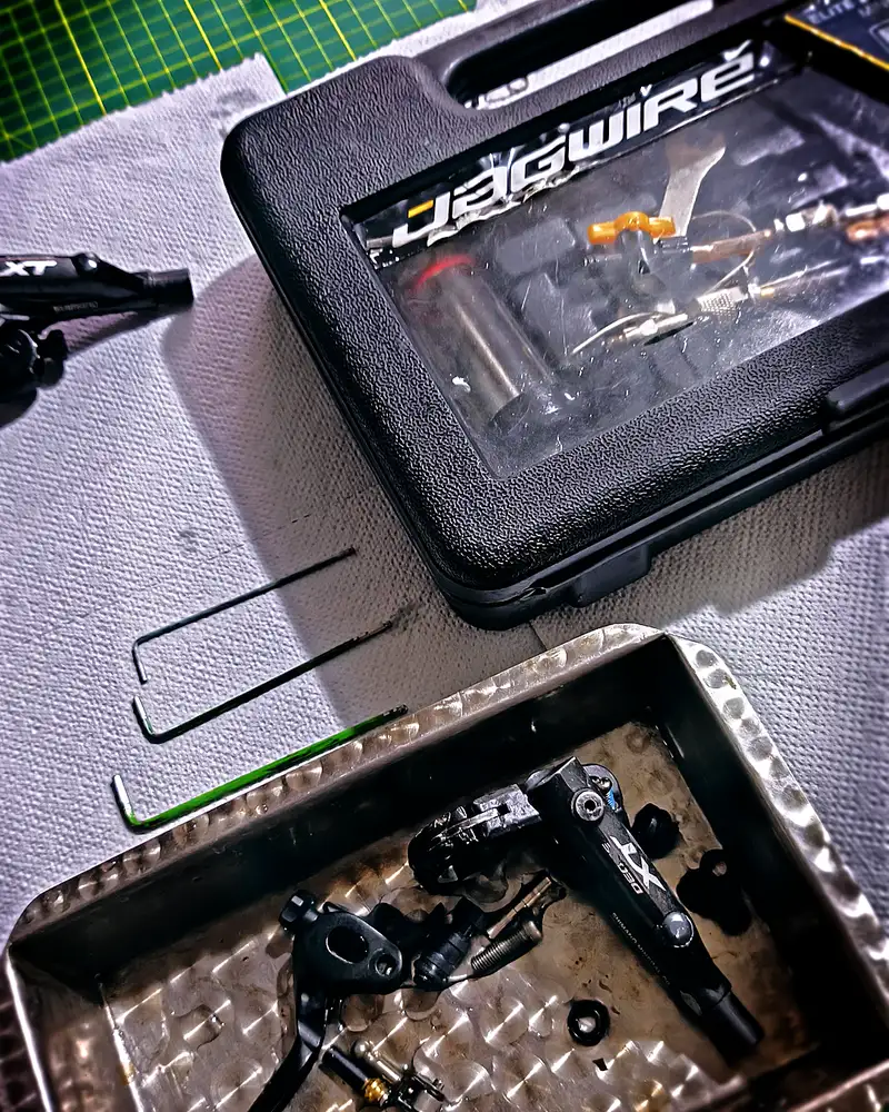 Hydraulic brake bleed kit with syringes and fluid — BikeLab Studio · Carlos Eduardo Ravello Joo