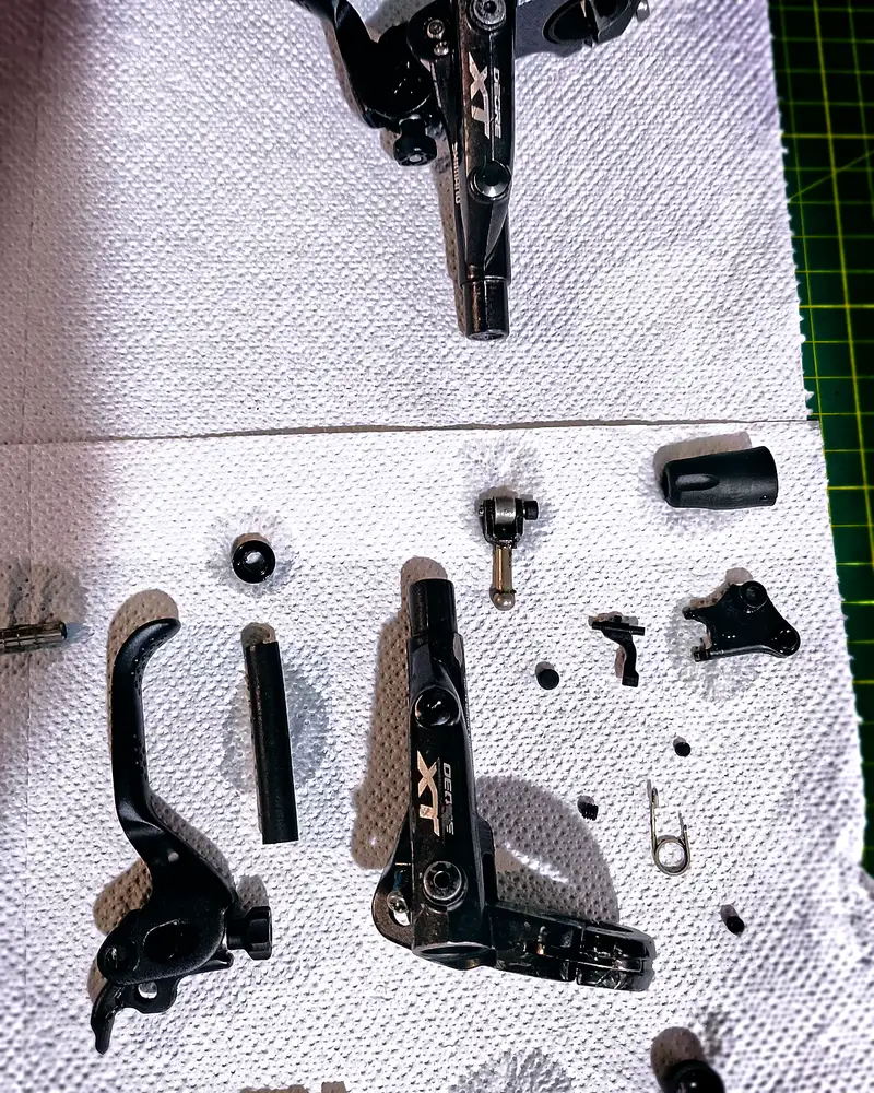 Hydraulic brake lever opened, showing the reservoir and master cylinder — BikeLab Studio · Carlos Eduardo Ravello Joo
