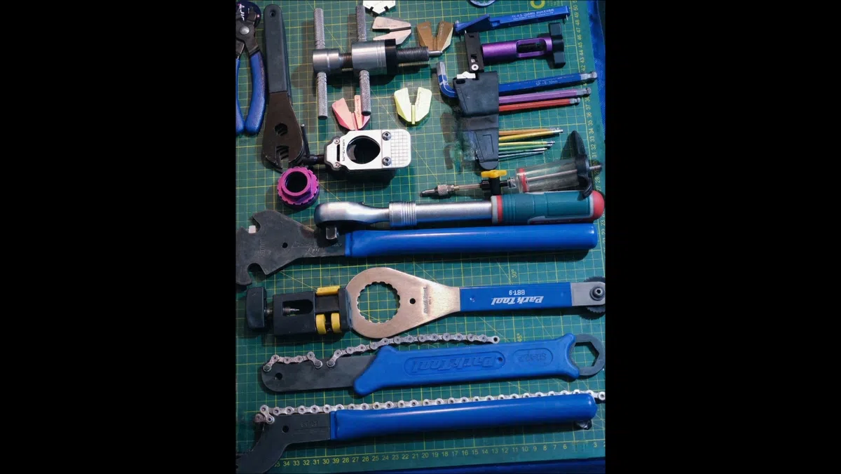 Essential tools for high-end bicycles: torque wrench, hex keys, drivetrain tools - BikeLab Studio Trujillo