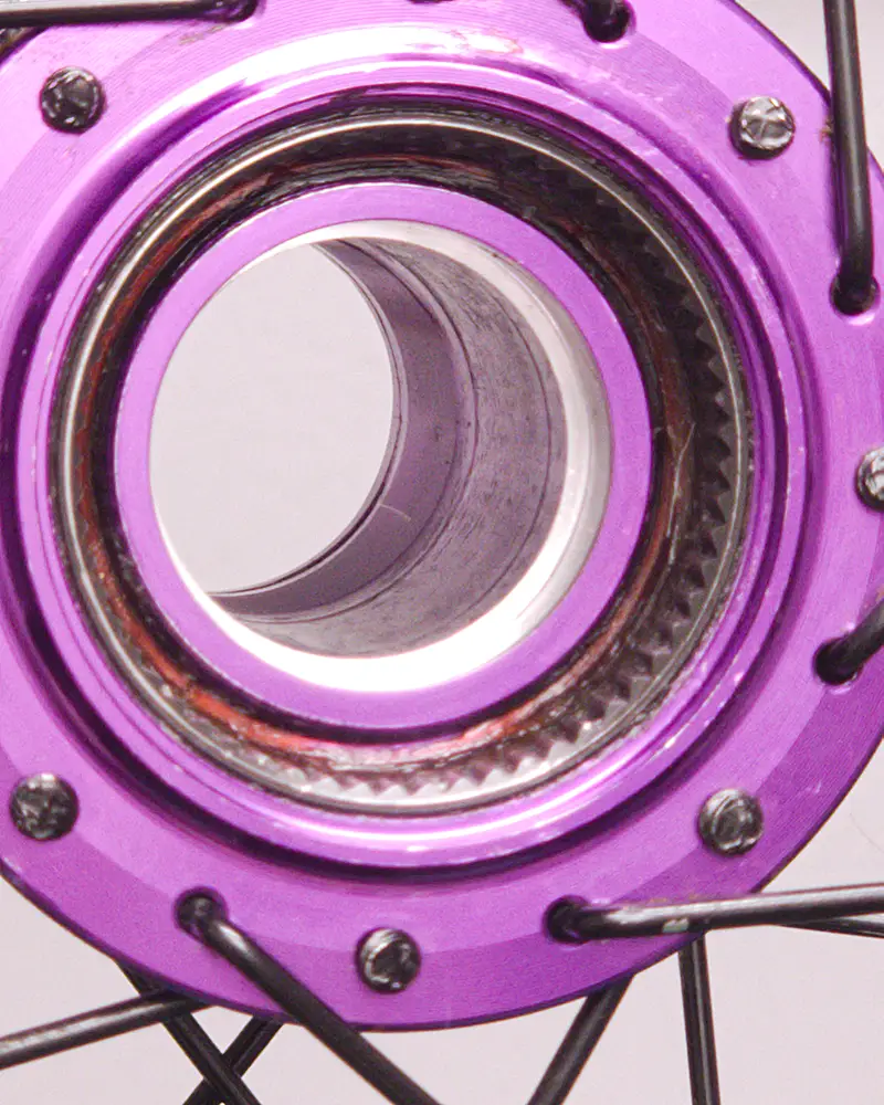 Bearing bore of the hub body under inspection — BikeLab Studio · Carlos Eduardo Ravello Joo