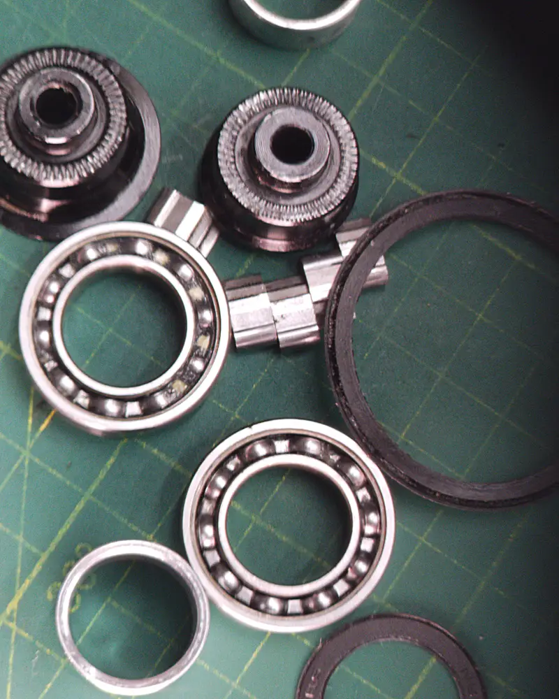 Hub teardown: body, bearings and freehub — BikeLab Studio · Carlos Eduardo Ravello Joo
