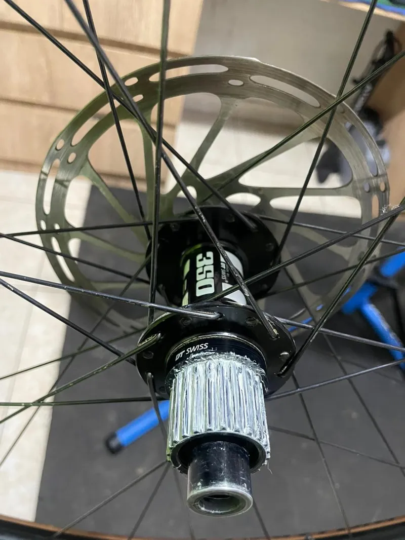 Detail of the freehub and sealed bearings of a modern hub — BikeLab Studio · Carlos Eduardo Ravello Joo