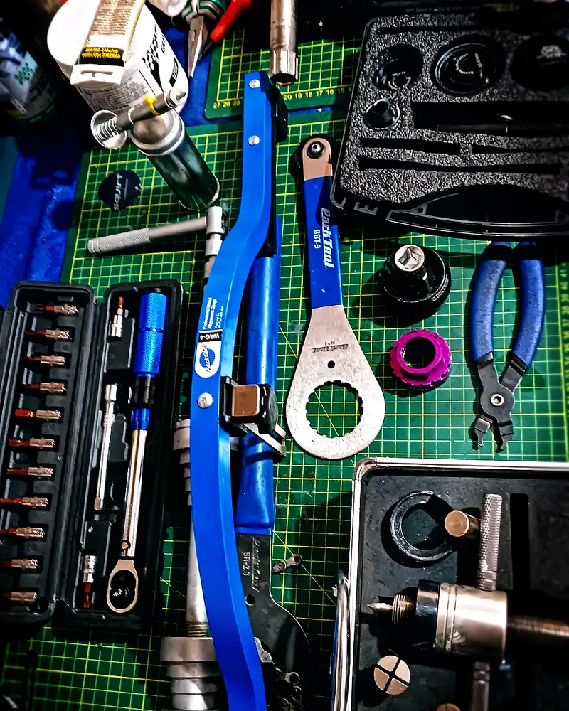 Workshop tools for hub service: torque wrench, pullers and bearing press — BikeLab Studio · Carlos Eduardo Ravello Joo