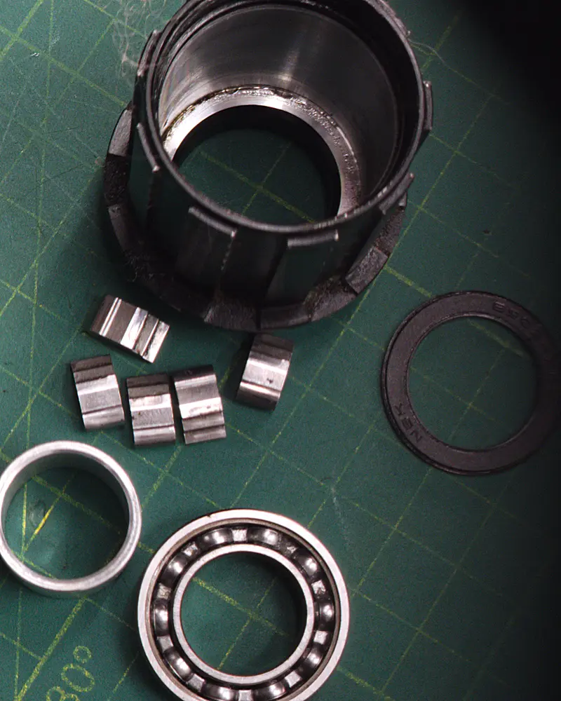 Wheel and hub during complete service on the bench — BikeLab Studio · Carlos Eduardo Ravello Joo