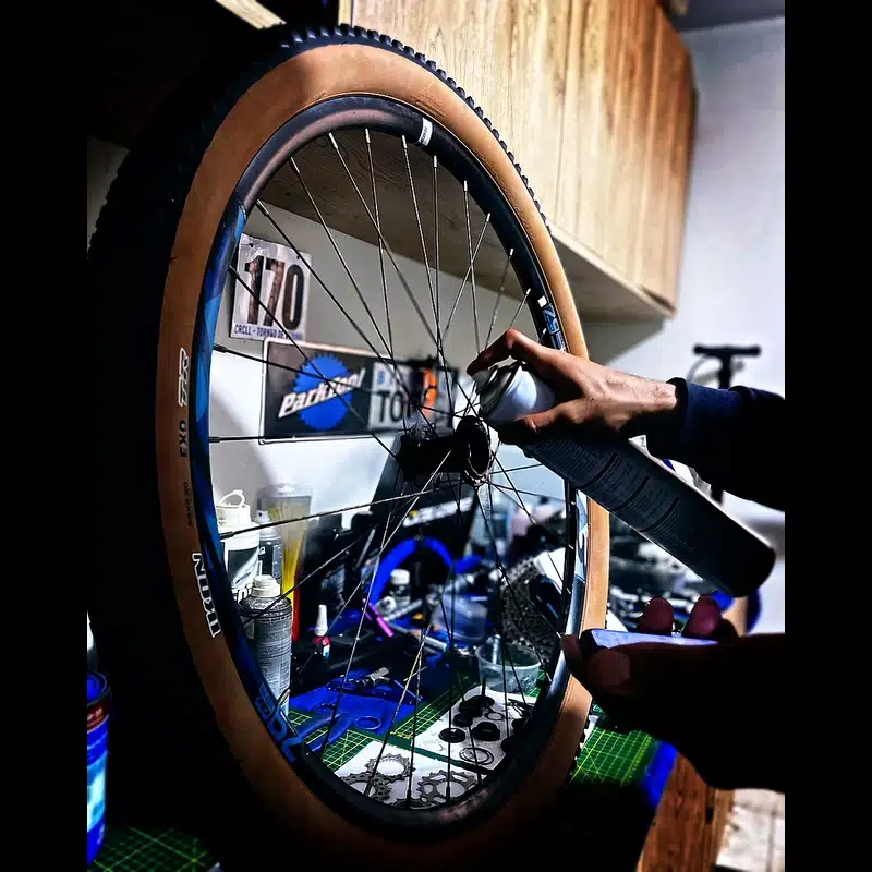 MTB tires on wet surface — width comparison and tubeless — BikeLab Studio · Carlos Eduardo Ravello Joo
