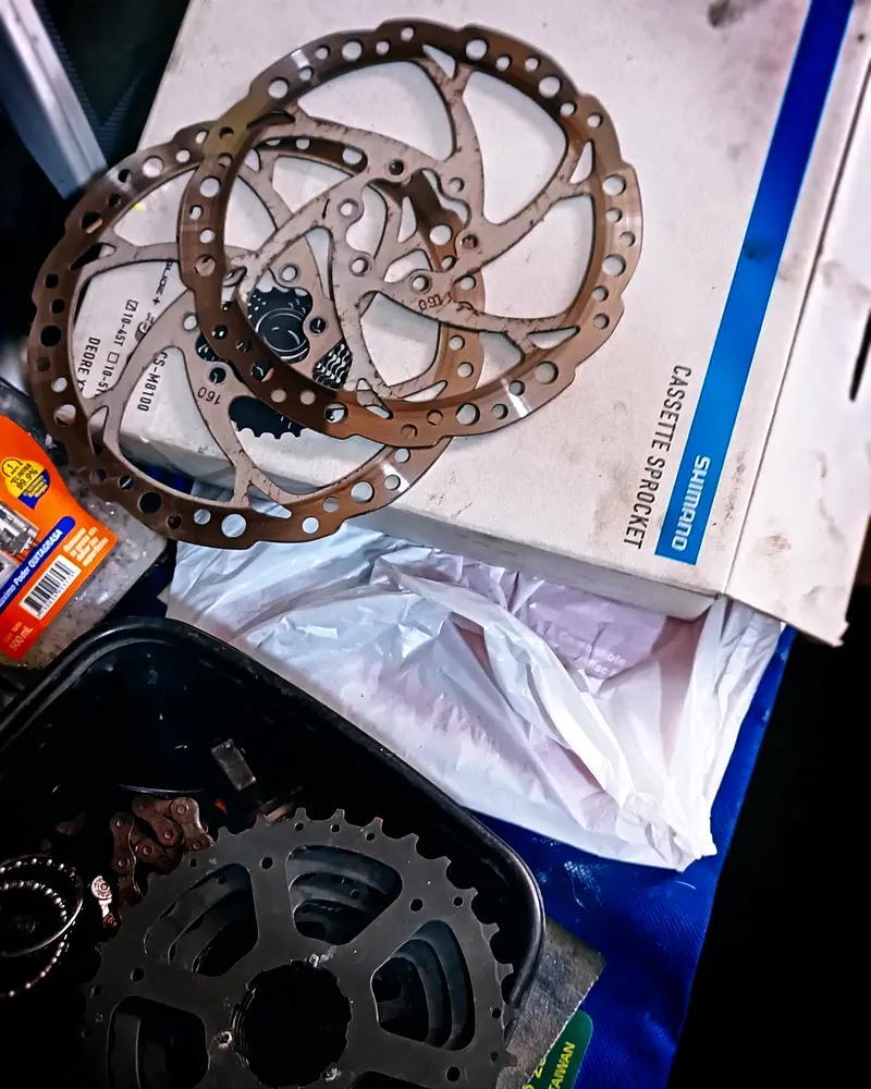 Burned and worn rotors showing signs of extreme overheating — BikeLab Studio · Carlos Eduardo Ravello Joo