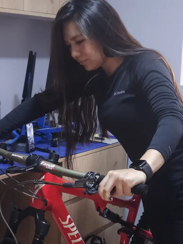 Hydraulic brake regulation and maintenance in the workshop — BikeLab Studio